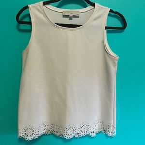 Loft Ann Taylor Medium petite Cream colored scalloped sleeveless shirt